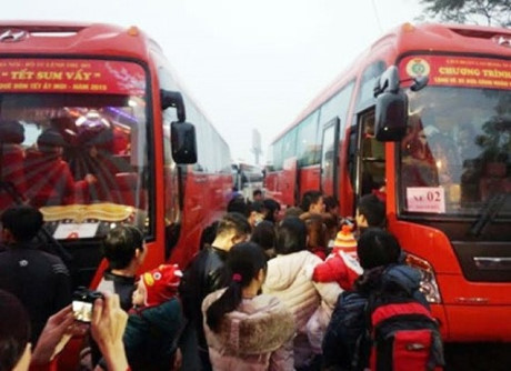 ລົດຂົນສົ່ງຜູ້ໂດຍສານລະດູບານໃໝ່-ບຸນເຕັດແຫ່ງການເຕົ້າໂຮມ